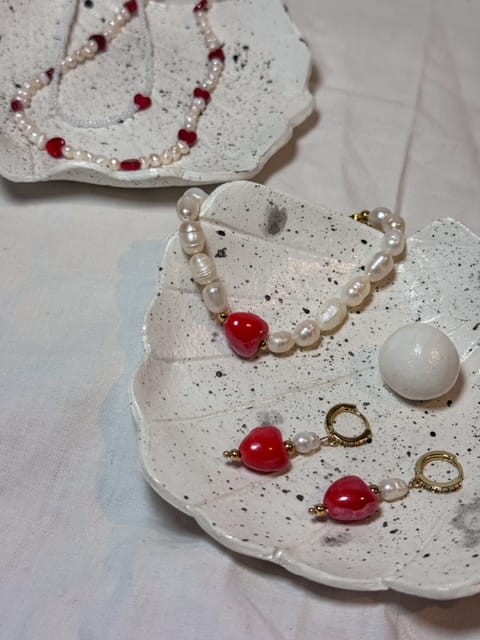 KOLCZYKI LOVER NATURALNE PERŁY I SERDUSZKA CERAMICZNE