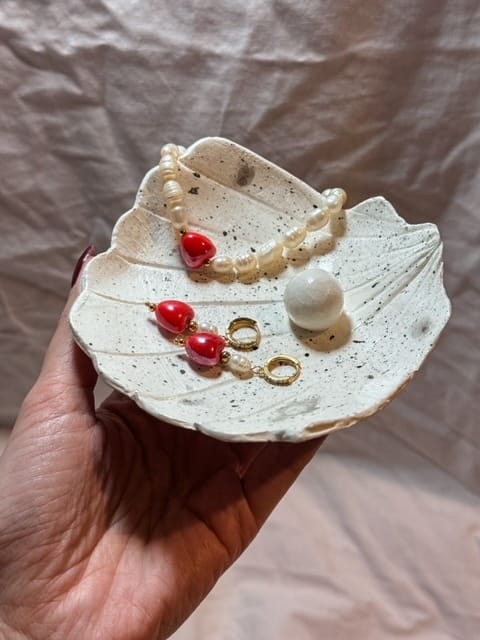 KOLCZYKI LOVER NATURALNE PERŁY I SERDUSZKA CERAMICZNE