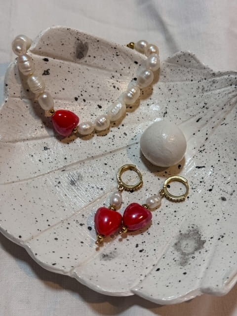 KOLCZYKI LOVER NATURALNE PERŁY I SERDUSZKA CERAMICZNE