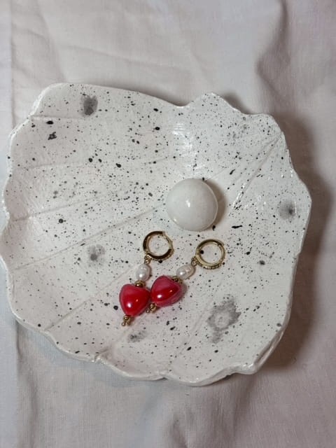 KOLCZYKI LOVER NATURALNE PERŁY I SERDUSZKA CERAMICZNE