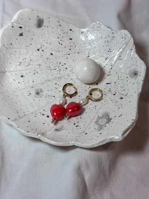 KOLCZYKI LOVER NATURALNE PERŁY I SERDUSZKA CERAMICZNE