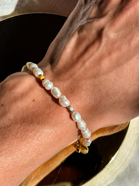 BRANSOLETKA PERLA PERŁY NATURALNE I KOLOROWE KORALIKI ZŁOTY AKCENT