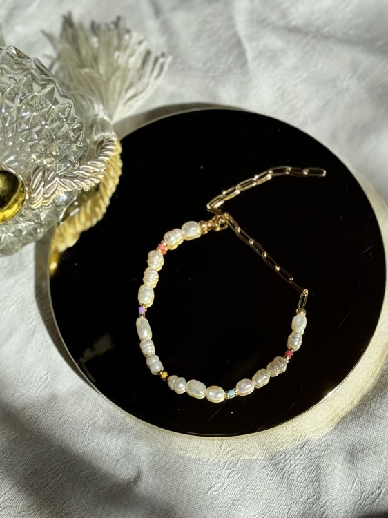 BRANSOLETKA PERLA PERŁY NATURALNE I KOLOROWE KORALIKI ZŁOTY AKCENT