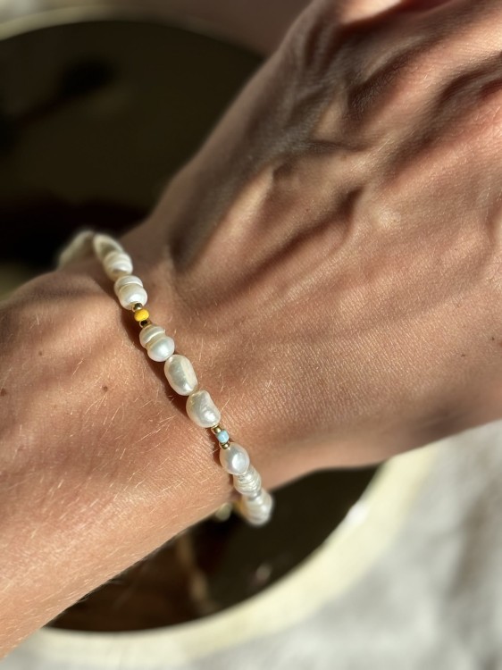 BRANSOLETKA PERLA PERŁY NATURALNE I KOLOROWE KORALIKI ZŁOTY AKCENT