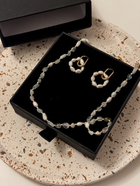 ZESTAW NASZYJNIK Z DROBNYMI PERŁAMI I MORGANITEM ORAZ KOLCZYKI