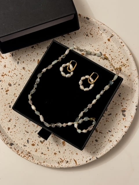 ZESTAW NASZYJNIK Z DROBNYMI PERŁAMI I MORGANITEM ORAZ KOLCZYKI