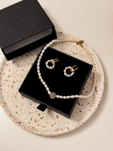 ZESTAW NASZYJNIK NATURALNE PERŁY I KOLCZYKI