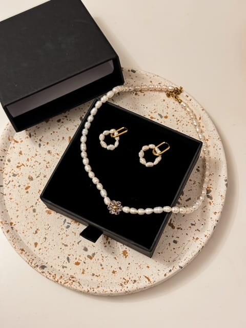 ZESTAW NASZYJNIK NATURALNE PERŁY I KOLCZYKI
