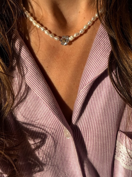 NASZYJNIK RETRO VIBE NATURALNE PERŁY I KWIAT Z KRYSZTAŁKÓW