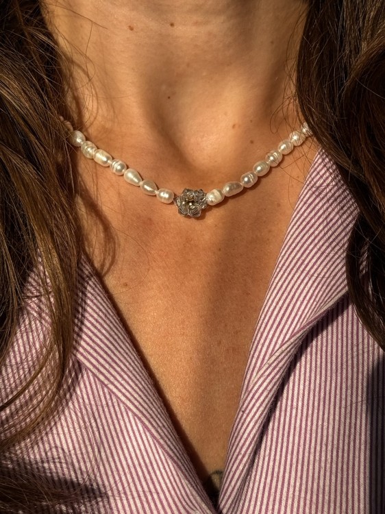 NASZYJNIK RETRO VIBE NATURALNE PERŁY I KWIAT Z KRYSZTAŁKÓW