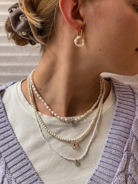 NASZYJNIK RETRO VIBE NATURALNE PERŁY I KWIAT Z KRYSZTAŁKÓW