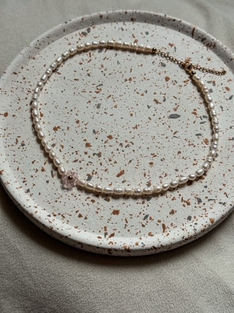 NASZYJNIK RETRO VIBE NATURALNE PERŁY I KWIAT Z KRYSZTAŁKÓW