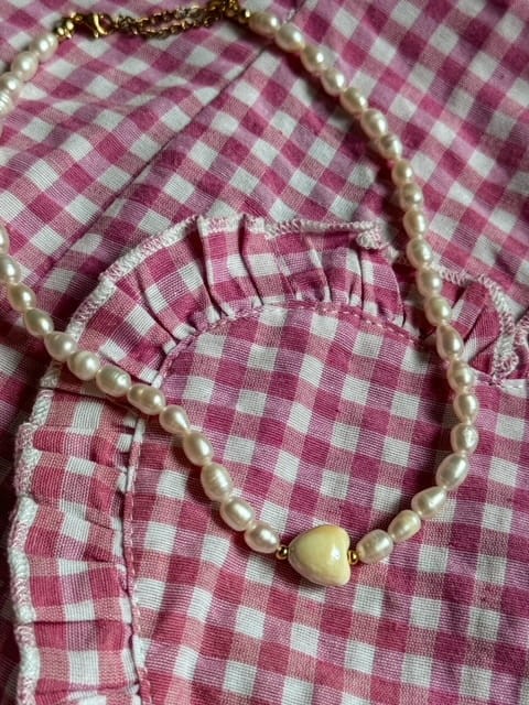 NASZYJNIK LOVER NATURALNE PERŁY I SERDUSZKO CERAMICZNE