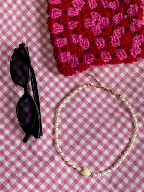 NASZYJNIK LOVER NATURALNE PERŁY I SERDUSZKO CERAMICZNE