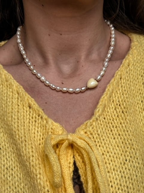 NASZYJNIK LOVER NATURALNE PERŁY I SERDUSZKO CERAMICZNE