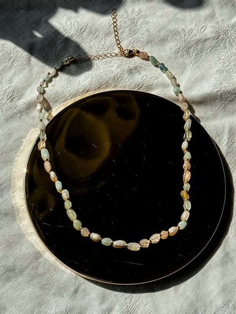 NASZYJNIK REGULOWANY Z DROBNYMI PERŁAMI I MORGANITEM PERLINE