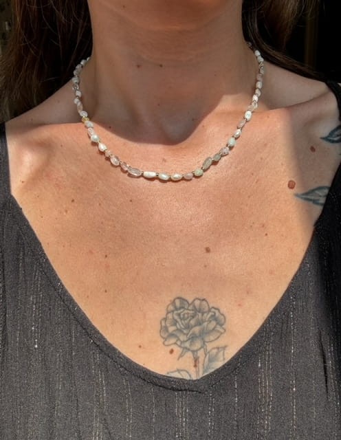 NASZYJNIK REGULOWANY Z DROBNYMI PERŁAMI I MORGANITEM PERLINE