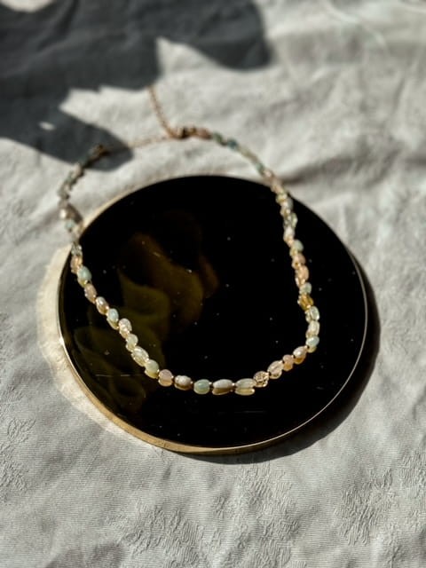 NASZYJNIK REGULOWANY Z DROBNYMI PERŁAMI I MORGANITEM PERLINE