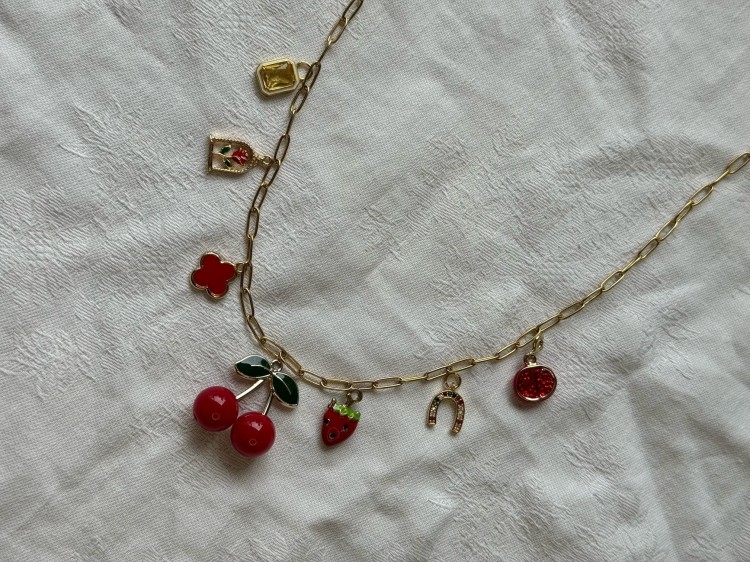 NIEREGULARNA POGIĘTA TRUSKAWKA ZAWIESZKA CHARMS DO NASZYJNIKA COOL GIRL