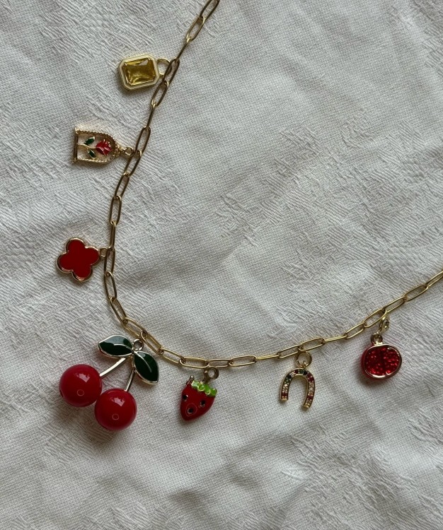 RÓŻA W RAMCE ZAWIESZKA CHARMS DO NASZYJNIKA COOL GIRL