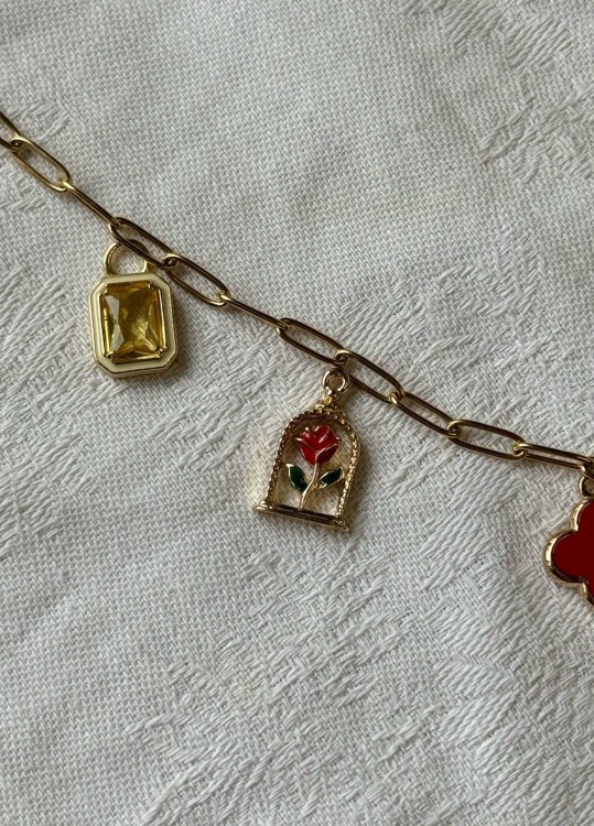 RÓŻA W RAMCE ZAWIESZKA CHARMS DO NASZYJNIKA COOL GIRL