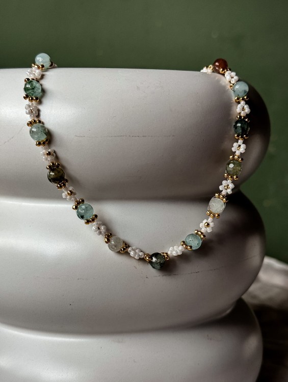 NASZYJNIK Z KWIATKAMI DAISY Z NIEBIESKIM AGATEM REGULOWANY