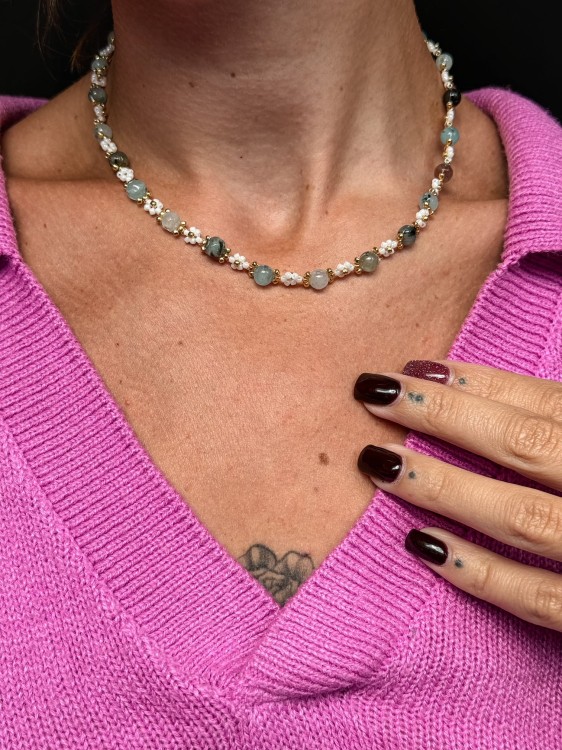 NASZYJNIK Z KWIATKAMI DAISY Z NIEBIESKIM AGATEM REGULOWANY