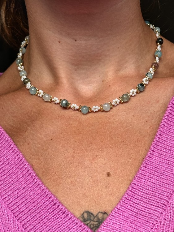 NASZYJNIK Z KWIATKAMI DAISY Z NIEBIESKIM AGATEM REGULOWANY