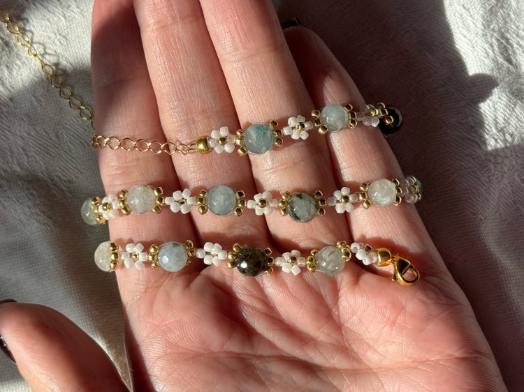 NASZYJNIK Z KWIATKAMI DAISY Z NIEBIESKIM AGATEM REGULOWANY