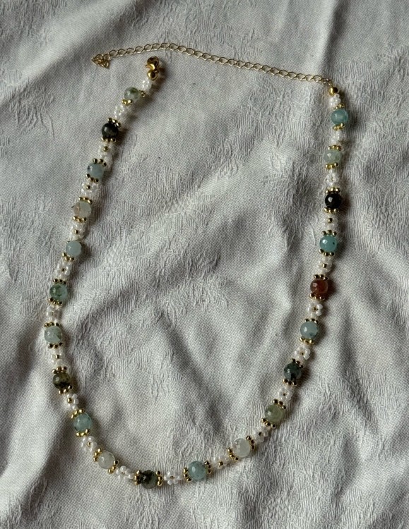 NASZYJNIK Z KWIATKAMI DAISY Z NIEBIESKIM AGATEM REGULOWANY